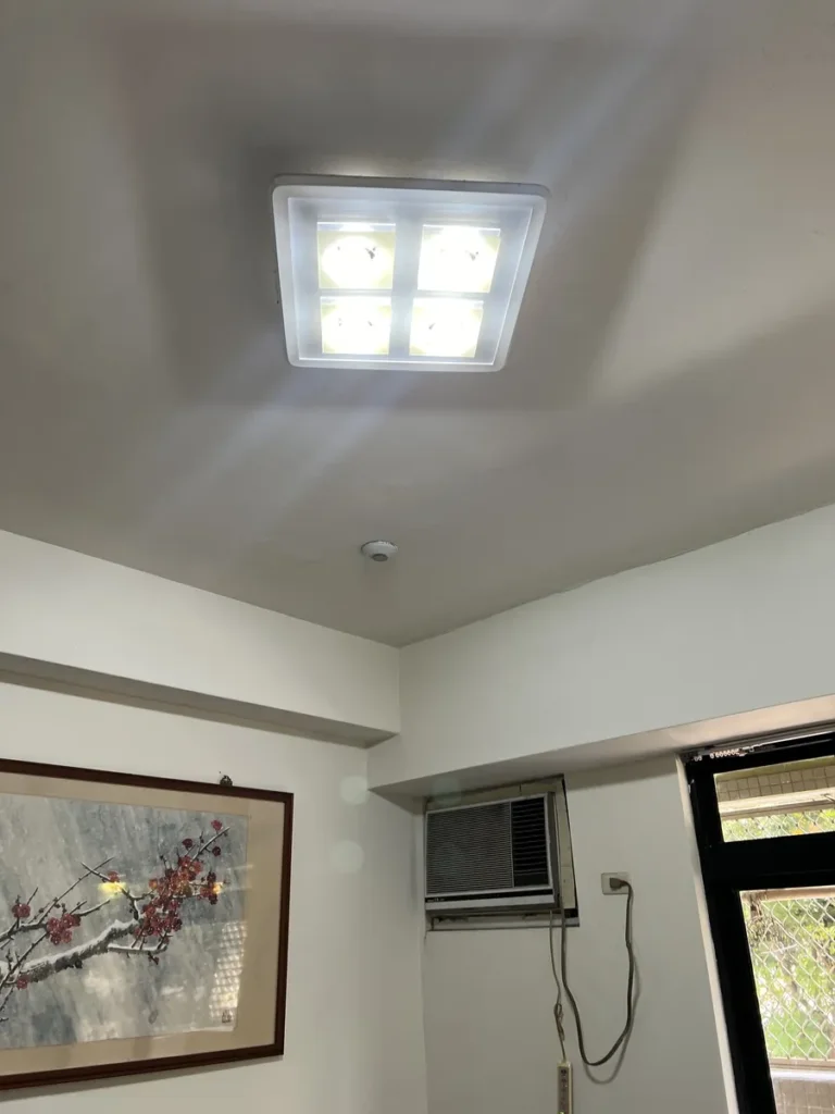 改造前客廳的方形舊吸頂燈與窗型冷氣