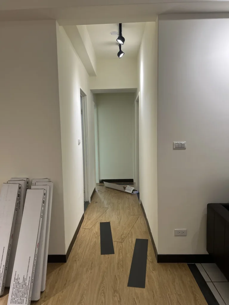走道施工中，木紋地板鋪設進行中