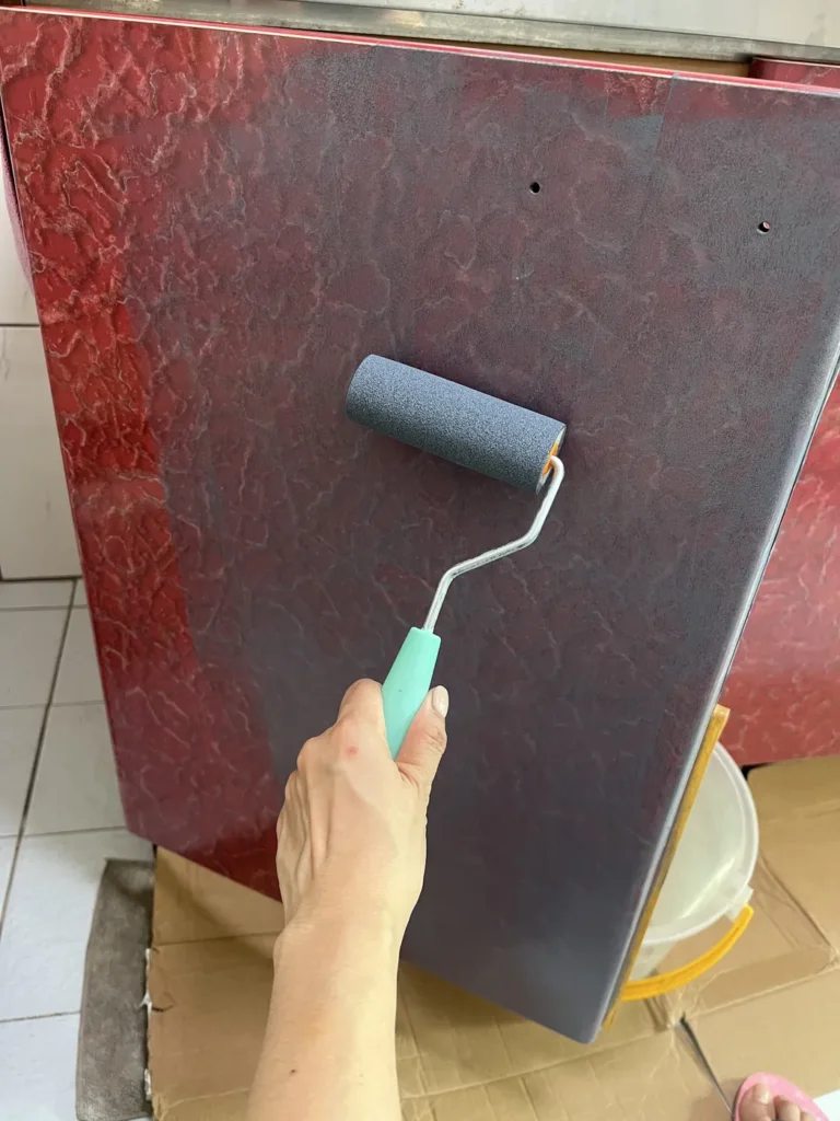 廚具門板以滾筒重新塗裝中