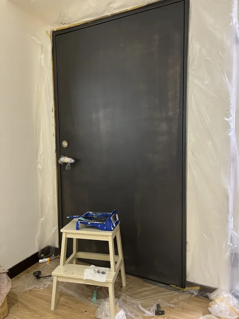 玄關大門重新塗裝施工中