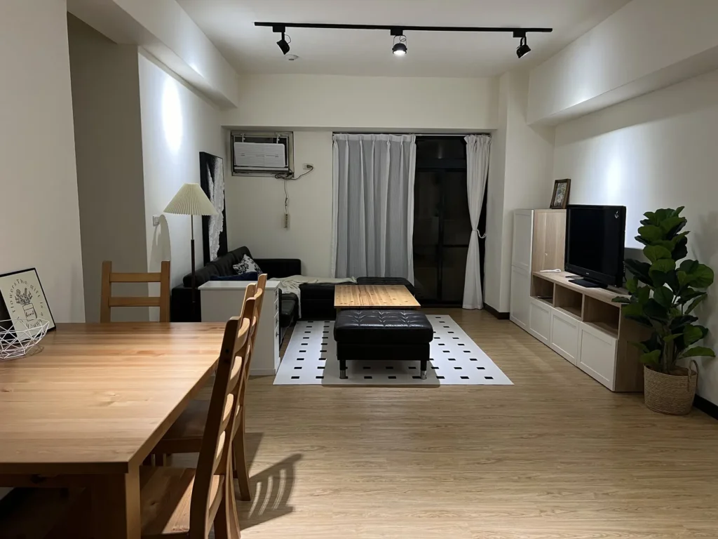 客餐廳夜間燈光完成，軌道燈與立燈分區照明