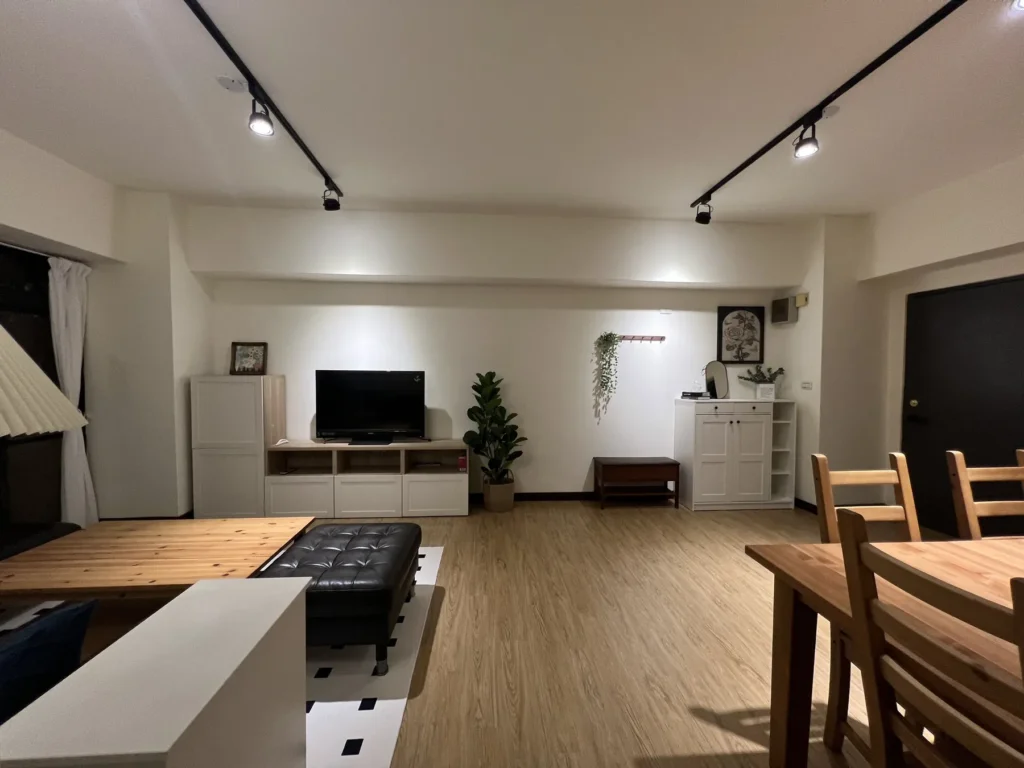 電視牆與保留的既有家具，搭配木紋地板與軌道燈